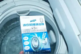 洗衣机陈年污垢...用它一泡，排除恶臭污水！图片