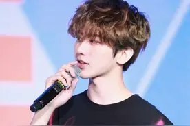 红皮衣搭配黑墨镜，蔡徐坤很有巨星范儿图片