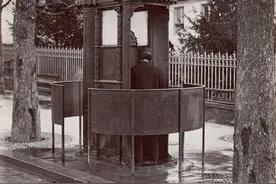 小便池老照片，拍摄于1900年代，法国巴黎街头的小便池图片