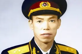 1962年梁兴初返乡，老乡紧急送来30大洋，梁兴初：你这是啥意思？图片