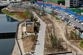 新建道路用脚一踩猛掉石子，郑州十七里河景观工程质量遭质疑图片