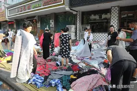 河南农村集市畅销的“烂碎布”竟在城里生意更火，原因竟是这几个图片