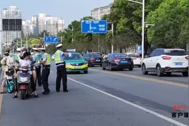 什么？这里的非机动车道双向通行？襄阳警方：走不对罚款20元图片