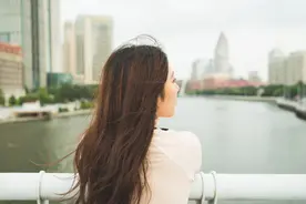 故事：男神撩她三年不表白，她正心灰意冷时，男神当全家人面求婚图片