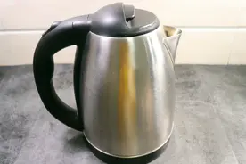 不管水壶水垢多厚，只要撒一把碱面，水垢快速去除，干净又安全！视频封面