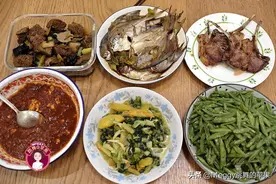 晚餐2荤2素，晒到朋友圈被骂了：家里这么多存货，还吃这么差图片