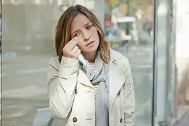 国庆节远嫁的女儿返程，泪流不止，妈妈：下次别回来了图片