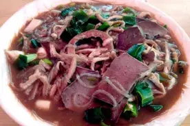 许昌禹州这一美食，配上辣椒油和烧饼最好吃，当地人早餐标配图片