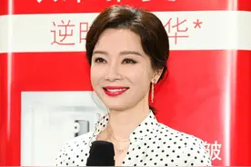 陈数把波点穿出贵气，黑白波点配着穿，自带精英的气质图片