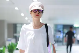 马伊琍“一个人”后变得更美，T恤搭微喇裤拖鞋，轻松凹出高级感图片