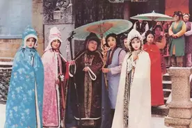 下雪了，大观园姐妹一水儿红斗篷，唯独4个姑娘不是，她们都守寡图片