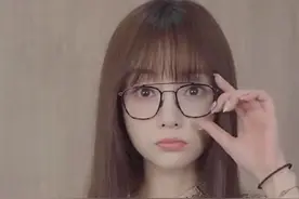 李小璐穿着轻柔的绸缎，眼如丝的样子，勾人心魄图片