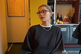 买卫衣就要挑这3个“经典款”，时髦又百搭，穿个十年都不过时图片