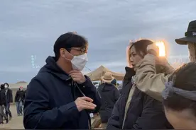 41岁汤唯与名导老公罕同框，皮肤白到发光，头发凌乱难掩女神气质图片