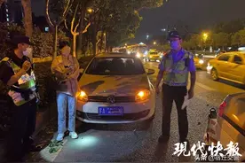 南京一女司机醉驾不知归路 竟一头直奔交警查酒现场图片