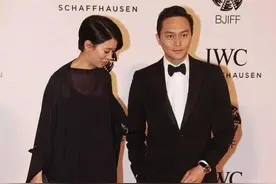 袁咏仪气质挺好的，却偏爱中年阿姨的打扮，配短发看着气质不错图片