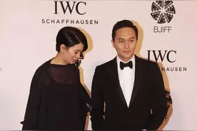 袁咏仪气质挺好的，却偏爱中年阿姨的打扮，配短发看着气质不错图片