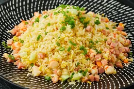做蛋炒饭时，下锅前多做1步，色泽金黄诱人，米饭粒粒分明不粘连图片