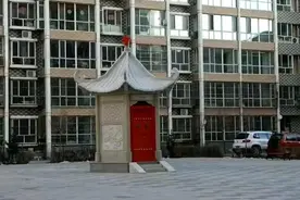 呼和浩特一小区里建起它后，居民说晚上出来很吓人图片