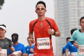 他不靠颜值也不是精英，为何能靠跑步月入十几万？图片