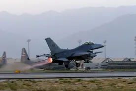 美军偷偷溜了，把最大空军基地还给阿富汗，必胜客和监狱一应俱全图片