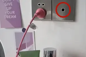 太可怕！女孩出租房间内发现隐秘摄像头，还正对着床！已住1年…图片