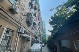 说好的一起装电梯，你怎么先开始了？沪上这个小区居民因为加装电梯又闹开了图片