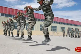 陆军某特战旅首次高原大飞机跳伞图片