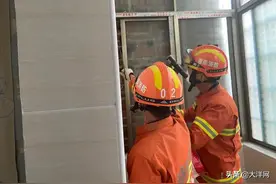 家中接连出现诡异叫声，一居民家里发现一窝蝙蝠图片