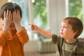 孩子爱告状是人品有问题？别多心，这是孩子心理发展的表现图片