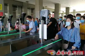 ​乘坐火车“一证通行”时代到来，报销凭证只能打印一次图片