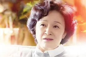 62岁刘莉莉气质真好，穿红色唐装优雅高级，堪称奶奶辈穿搭典范图片