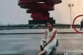 男子无意间翻开“妻子17年前照片”，放大后坐不住了，原来是这样图片
