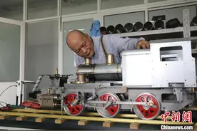历时14个月上万道工序 上海“爷叔”手工打造蒸汽小火车登上拍卖台图片