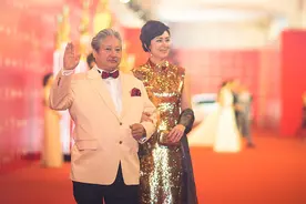 洪金宝虽然年纪大了，但是晚年生活很幸福，老婆高丽虹保养得太好图片