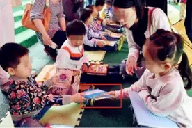 幼儿园交换圣诞礼物，上千元玩具换回贴画，查完价格家长脸都黑了图片