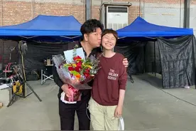 马伊琍刘天佐举止亲密，刘天佐发文回应：这是《安静》的杀青现场图片