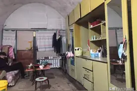 单亲家庭，哥哥辍学，“性检讨”事件后全家宝贝的女儿躲在了角落里图片