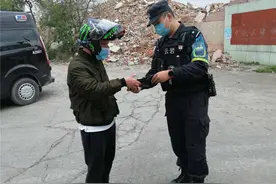 不是我们的财物，绝不能要！捡到钱包后，她们马上报了警图片