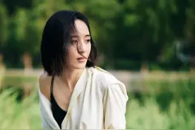 张钧甯也不好好穿衣，斜穿衬衫故意露肩带，阿姨的年纪女友的身材图片