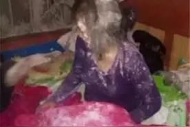 “我妈已经三天没打我了”，4岁儿子趁妈妈睡觉玩面粉，场面失控图片