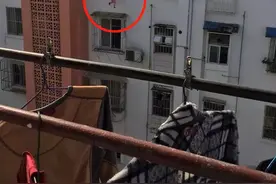 南宁2岁女孩身体悬空，卡在5楼防盗网外，命悬一线之际……图片
