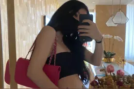 李咏女儿晒性感造型，胸前仅用一块黑布遮，身材傲人腰间纹身吸睛图片