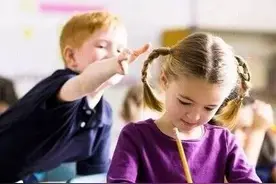 4岁的孩子就以他人的痛苦为乐？心理学家：人之本性图片
