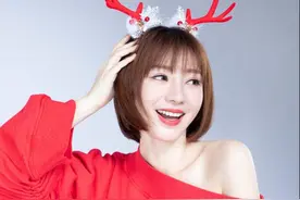 40岁柳岩化身麋鹿少女，肤白露香肩靓丽迷人，红唇甜笑格外风情图片