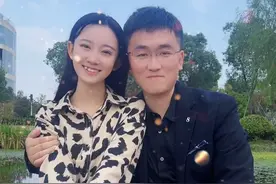 37岁百万网红官宣恋情！22岁高颜值徒弟变女友，被曝已怀孕3个月图片
