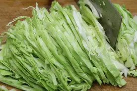 天冷晚餐吃包菜炒粉条，2个小技巧，包菜脆嫩，粉条不坨不粘锅图片