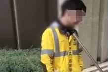 “你把他当人了吗？”外卖员遭保安拿钢叉锁脖，警方通报来了图片