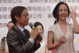 曾被母炒作一脱成名，33岁干露露近照流出，如今整成“妖婆”图片