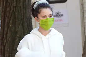 赛琳娜独美！恋爱传闻后首现身，一身毛绒套装配娃娃脸行走的芭比图片
